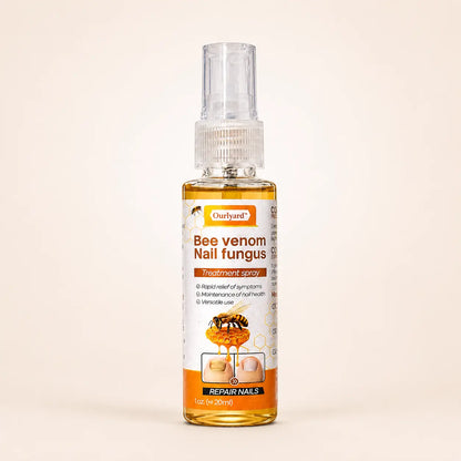 Spray reparador de uñas KaJota con veneno de abeja para fortalecer y cuidar las uñas, visible en el envase y aplicador.