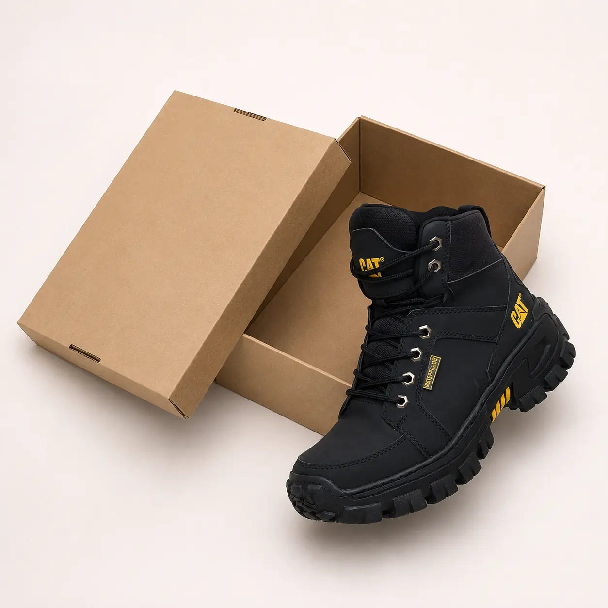 Botas Cat Raptor todo terreno de moda en color negro, con suela robusta y diseño resistente, marca KaJota.
