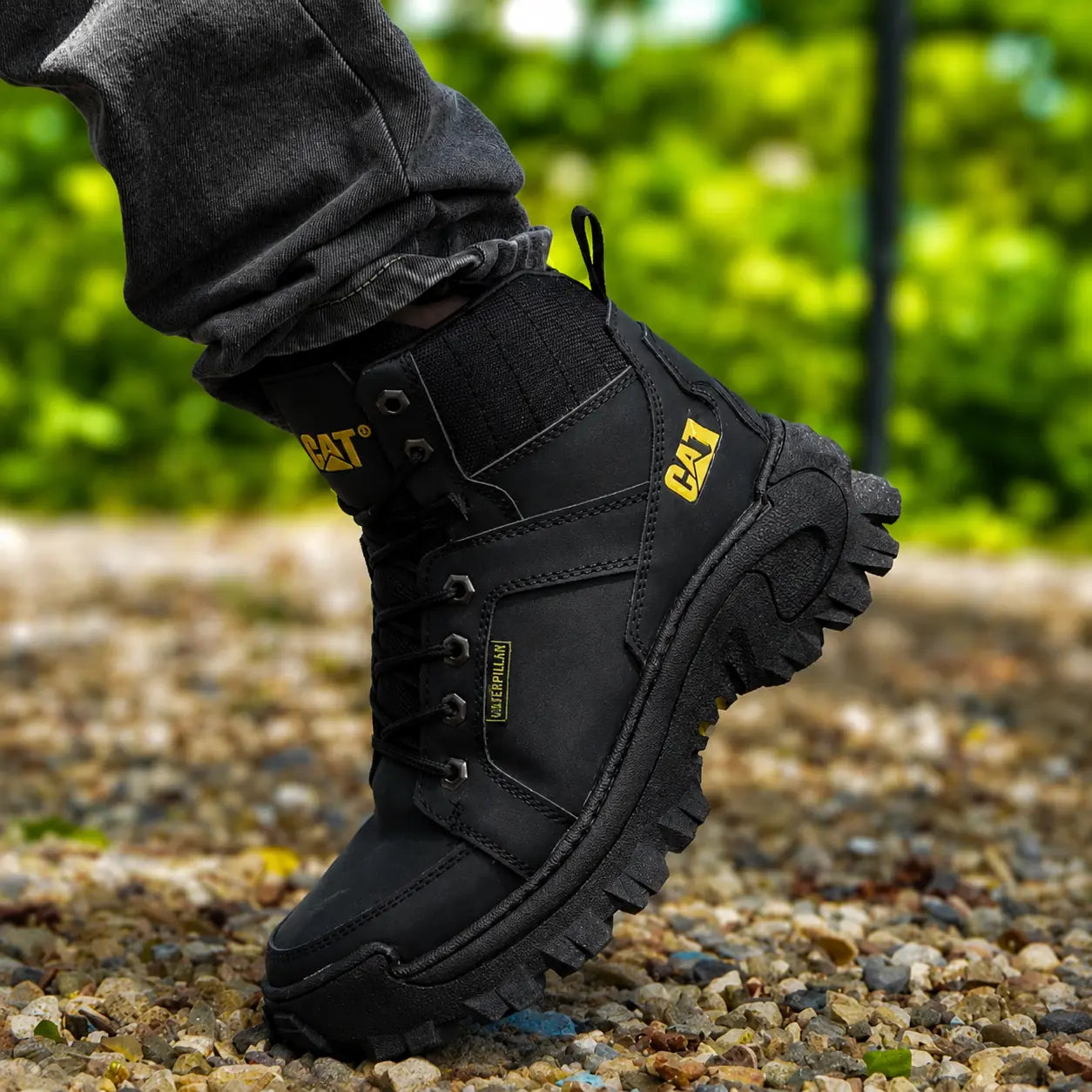 Botas Cat Raptor de KaJota para todo terreno, con diseño resistente y detalles en cuero y tela, ideales para actividades outdoor.