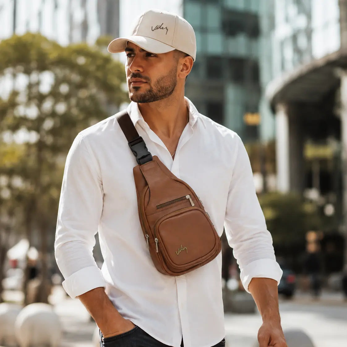 Conjunto de moda Trio VLZ de KaJota con prendas coloridas y modernas en una disposición elegante sobre fondo neutro.