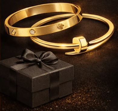 Pulsera de bisutería de alta gama de la marca KaJota, con diseño elegante y detalles en releasit, en tonos dorados y plateados.